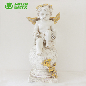 Figura de Querubín Alado de Resina de Tamaño Real para Exteriores, con Corona de Flores, Sentado sobre una Bola de Piedra, para Decoración de Jardín y Césped - Product Image 1