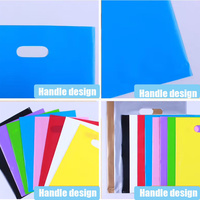 Sac en plastique PE durable avec poignée découpée, recyclable, écologique, pour vêtements et emballages de courses, avec taille et couleur personnalisées