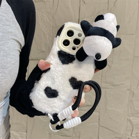 Coque de téléphone mignonne en peluche 3D Panda Cœur Noir pour iPhone 18 17 Pro Max 16 15 14 13 avec support de poignet doux et moelleux pour une protection optimale