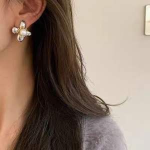 Boucles d'oreilles clous en argent 925 plaqué or avec imitation de perle en forme de fleur pour femmes, style Instagram exquis, tendance géométrique, haute beauté - Product Image 2