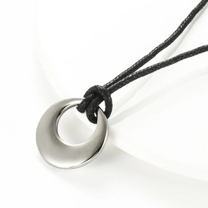 Collar con colgante circular pequeño de acero inoxidable para hombres y mujeres, con cuerda negra, joyería sencilla y moderna, regalos diarios, 1 ud. - Product Image 4