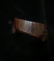 Bague artisanale en cuivre rouge et laiton, forgée à la main, texture rainurée verticale, profil selle, bijoux vintage industriels pour hommes et femmes
