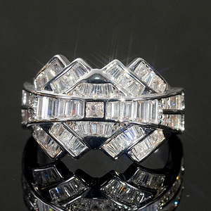 Anello Geometrico Irregolare Futuristico per Donne, Gioiello di Lusso Leggero per Outfit da Festa - Product Image 3