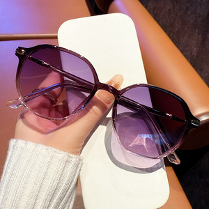 Lunettes de soleil ultra-légères de style coréen InS, à petite monture, avec une touche féminine haut de gamme, protection UV, effet amincissant pour les grands visages, et - Product Image 1