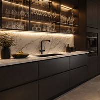 Meuble de cuisine en dalle noire avec vitrine rétroéclairée, crédence en marbre, rail en laiton, armoires sans poignées et hotte encastrée