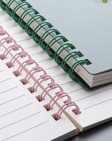 Le carnet A5 au design personnalisé avec reliure spirale et pages intérieures horizontales convient à toutes les occasions.