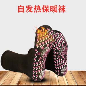 Chaussettes auto-chauffantes noires avec des points roses pour réchauffer les pieds et masser - Product Image 4