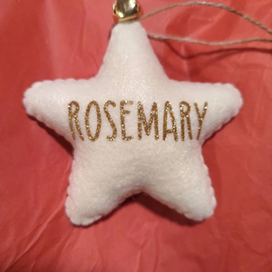 Ornement de Noël en feutre en forme d'étoile, personnalisable avec nom, à suspendre pour sapin de Noël, décoration de maison et de fêtes, avec clochette et ficelle - Product Image 3