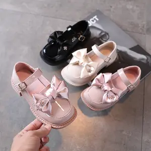 लड़कियों के चमड़े के जूते मुलायम तलवों नई शैली धनुष टाई पेटेंट राजकुमारी बच्चों के बच्चों के जूते वसंत 2022 आरामदायक जूते रनिंग गुलाबी शेयर