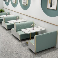 Tables et chaises de restaurant modernes et durables personnalisées, sièges en cuir, cadres en métal - Écologiques, faciles à nettoyer, pour café