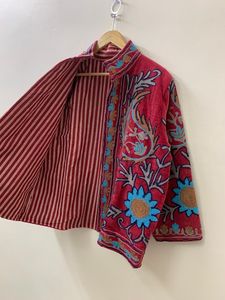 เสื้อแจ็คเก็ตสั้นผ้ากำมะหยี่ปักลายสัตว์แบบซูซานี ทำมือ ระบายอากาศได้ดี สไตล์อุซเบก เหมาะสำหรับเทศกาลฤดูหนาว ของขวัญสำหรับเธอ จากอินเดีย - Product Image 2