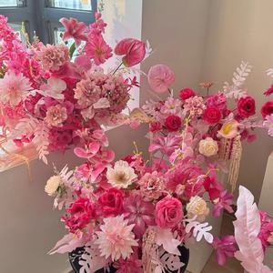 Arreglo de salón de Bodas de seda de gama alta <span class=keywords><strong>con</strong></span> <span class=keywords><strong>flores</strong></span> artificiales de color rojo rosa elegante arco de <span class=keywords><strong>flores</strong></span> falsas <span class=keywords><strong>y</strong></span> plomo de carretera para bodas - Product Image 3