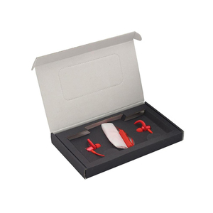 Scatola per Spedizioni Personalizzata Riciclabile Bicolore Nera e Kraft con Fodera in Spugna e Logo del Brand in Rilievo per Marchi di Abbigliamento, Streetwear e Moda DTC - Product Image 5