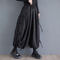 Pantalon large noir à taille élastique avec cordon de serrage et détails latéraux, coupe ballon, cheville froncée, style streetwear, collection automne 2026, vente en gros