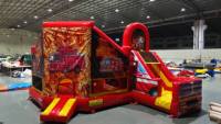 Château gonflable commercial au design camion de pompiers avec certification CE, capacité de 1500 kg, caractéristiques écologiques