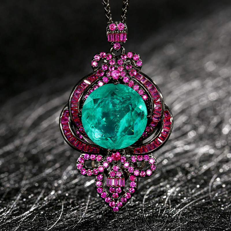 Pendentif émeraude en or noir avec chaîne Chopin
