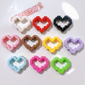 Venta al por mayor de dijes 3D de resina con diseño de corazón hueco estilo retro de dibujos animados, accesorios DIY para el cabello y decoraciones para fundas de teléfono. - Product Image 2