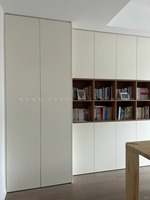 Bibliothèque moderne avec porte coulissante et étagères ouvertes, armoire de rangement blanche pour salon, sur mesure