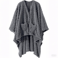 Plüsch-Schal TV-Fleece-Decke Poncho Fabrik China Winter Flauschige Tragbare Sherpa-Decke mit Taschen für Erwachsene