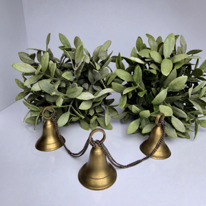 Juego de 3 Campanas Rústicas Navideñas Hechas a Mano de Latón Tejido, Adornos Colgantes Vintage para Árbol con Diseño de Vaca, Impresión Tipográfica en Oro Antiguo - Product Image 1