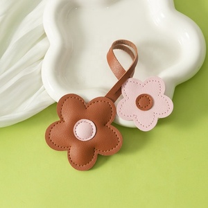 Llavero de coche con colgante de girasol de cuero PU, llavero de flor de cinco pétalos de dibujos animados, colgante de moda en contraste para bolso, accesorio para coche - Product Image 5