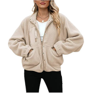 Veste polaire personnalisée pour femmes Manteaux courts à manches longues floues Vêtements d'extérieur boutonnés en Sherpa avec poches - Product Image 3