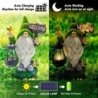 Umweltfreundliche Gartendekofigur aus Kunstharz, Beflockter Gartenzwerg mit Solarlicht und Laterne