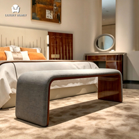 Lit en cuir de style italien de luxe, placage de bois naturel de qualité supérieure et tête de lit rembourrée, meubles de chambre personnalisables