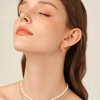 Anting-anting bentuk bunga untuk wanita, anting-anting lingkaran kecil berlapis warna emas, anting-anting Huggie