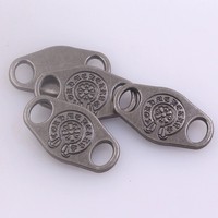 Boucles de lacets en alliage de zinc gravées avec logo de marque, étiquettes métalliques personnalisées pour chaussures / vêtements / sacs / maillots de bain