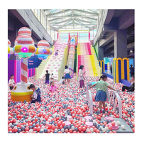 Aire de jeux intérieure en plastique avec toboggan, équipement de parc d'attractions avec labyrinthe, piscine à balles et trampoline pour les tout-petits et les enfants