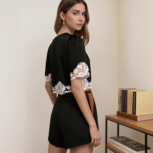 Blusa Feminina Elegante com Renda Curta, Decote V, Manga Bufante e Caimento Justo - Product Image 6