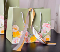 Sacs cadeaux en papier vert matcha personnalisés, recyclables, résistants à l'humidité et imperméables, dégradé rose, lettres de vœux, fleurs pastel mélangées