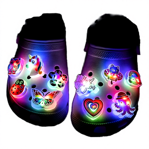 Boucle de chaussure LED clignotante en PVC avec design perforé, style dessin animé mignon, décoration DIY pour chaussures de jardin - Product Image 3