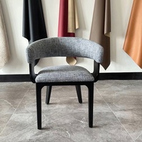 Chaise de salle à manger rembourrée au design moderne BST avec dossier incurvé, pieds en bois de frêne, tissu en cuir, pour la maison ou l'hôtel