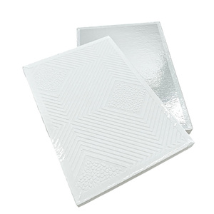 Panel de Yeso Cuadrado Perforado Artístico Recubierto de Vinilo PVC Blanco de 7 mm para Techo Falso con Rejilla de Techo - Product Image 3