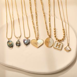 Collier Pendentif Carré en Acier Inoxydable Plaqué Or 18 carats avec Lettre, Papillon, Zircon, Étoile et Coquille d'Abalone – Bijoux de Mode de Haute Qualité - Product Image 2