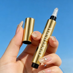 Brillo Labial Voluminizador con Ácido Hialurónico, Tubo Dorado con SPF, Voluminizador de Labios Máximo, Brillo Labial Extremo - Product Image 3