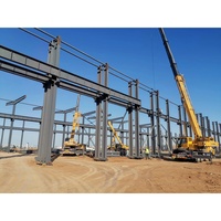 Atelier et entrepôt préfabriqués en structure métallique à grande portée, intérieur sans colonnes pour un espace utilisable maximalisé pour les opérations industrielles.