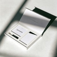Coffret Cadeau de Luxe en Gros avec Boîte Rigide Blanche Magnétique, Inserts Pré-découpés, Gaufrage et Revêtement UV, Emballage Écologique