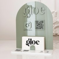 Panneau d'affichage commercial personnalisé vert sauge avec code QR, logo, options de paiement et emplacement pour cartes de visite