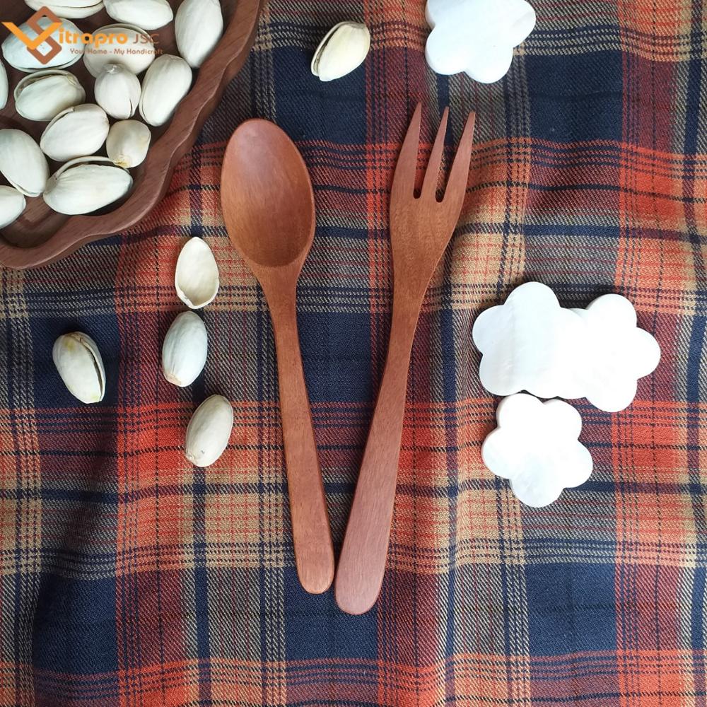 Деревянная вилка и ложка