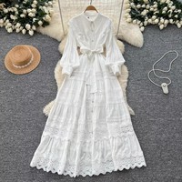 Robe longue décontractée élégante pour femme avec empiècements en dentelle, manches longues, col montant, boutonnée, ceinturée et à volants, idéale pour le quotidien