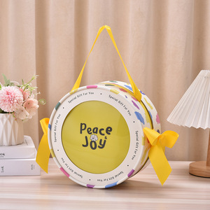 Adorabile Scatola Regalo Rotonda con Manico a Nastro e Motivo a Nuvole per Bambini, Perfetta per Celebrazioni di Compleanno e Sorprese - Product Image 1