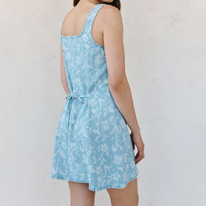 Vestido mini retro sin mangas, con botones, corte ajustado, hecho a medida, en mezclilla floral de alta calidad, estilo casual. - Product Image 4