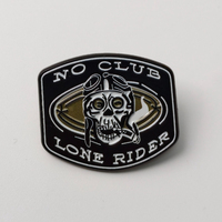Épinglette en émail « No Club Lone Rider » Crâne de motard, broche rebelle anti-club, bijoux gothiques punk