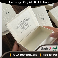 Boîte cadeau de luxe personnalisée en carton rigide magnétique, logo gaufré texturé, emballage minimaliste en carton blanc pour parfum