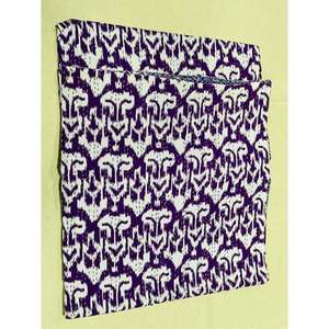 Edredón Kantha de algodón con acabado artesanal que muestra estampados culturales y líneas de costura sutiles para una ropa de cama artística pero práctica. - Product Image 3