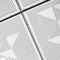 Panneau perforé blanc en alliage d'aluminium de conception moderne ignifuge étanche à l'humidité plafond suspendu forme de tuile carrée réduction du bruit