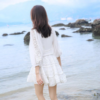 Mini robe en dentelle blanche pour femmes avec manches bouffantes, parfaite pour les vacances à la plage et les escapades côtières romantiques